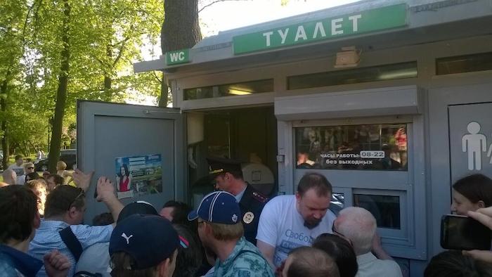 В итоге Александр Шанцев спрятался в туалетной кабинке, из которой по одному начал выдавать кедры петербуржцам. Красимир Врански и двое полицейских встали в караул.