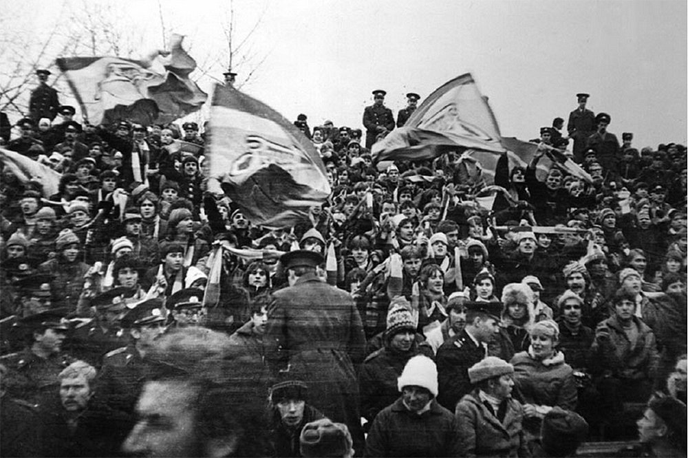 Первые фанаты, или «фанатики», как пишут на тематических сайтах, появились в Ленинграде в 1977 году после приезда спартаковских болельщиков, которые поразили ленинградцев своей организованностью. Сначала фанаты «Зенита» собирались на 40-м секторе стадиона имени Кирова. На 33-м секторе фанаты впервые массово собрались в 1980 году.