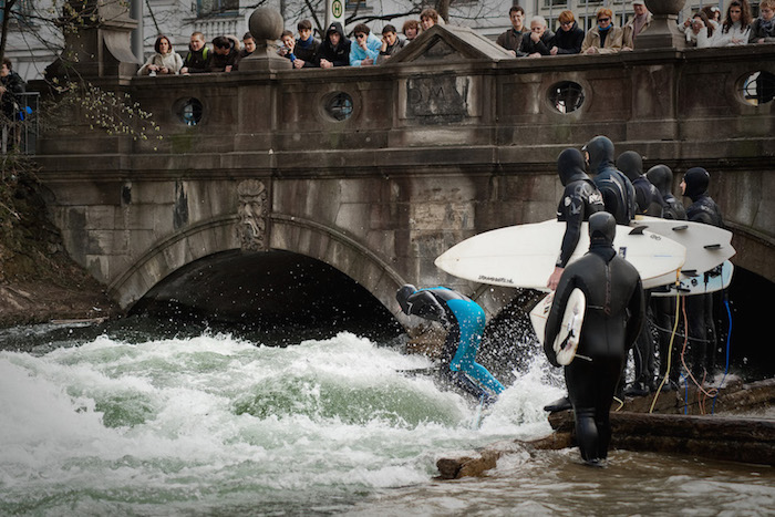 Жизнь в Мюнхене: серфинг в Айбахе, пиво в оленьем саду и нудисты в Английском парке