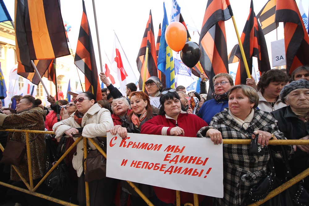 «Можно я вам руки пожму? Вот за все, что вы делаете»: репортаж с петербургского митинга в честь годовщины присоединения Крыма