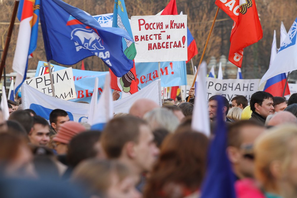 Кто пришел на митинг в честь присоединения Крыма в Петербурге: 13 фотографий