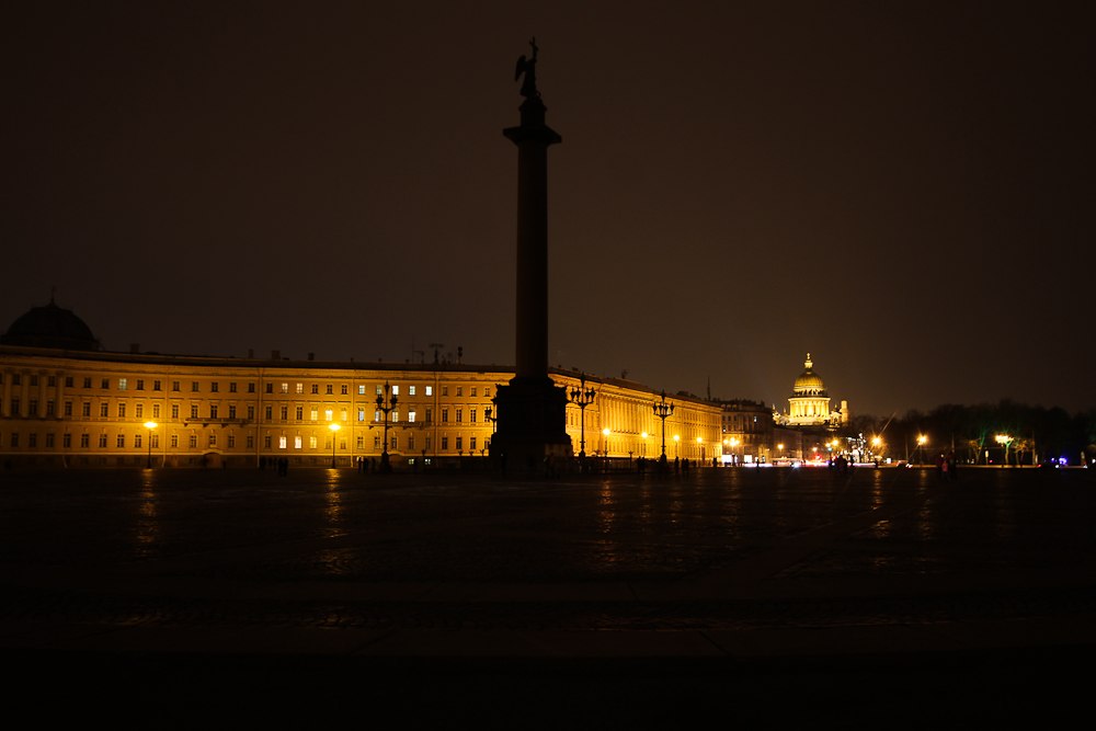 Как прошел «Час Земли» в Петербурге: 12 кадров Дворцовой площади и Петропавловки без подсветки