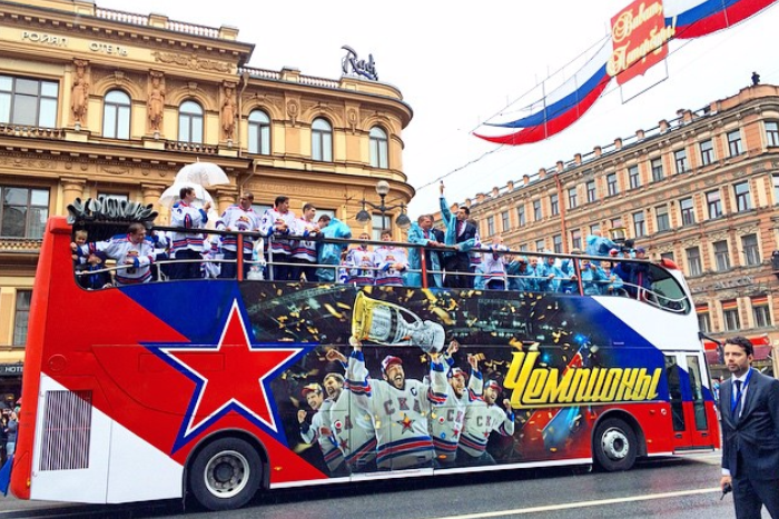 Тысячи болельщиков хоккейного СКА прошли по Петербургу парадом чемпионов: 10 фото