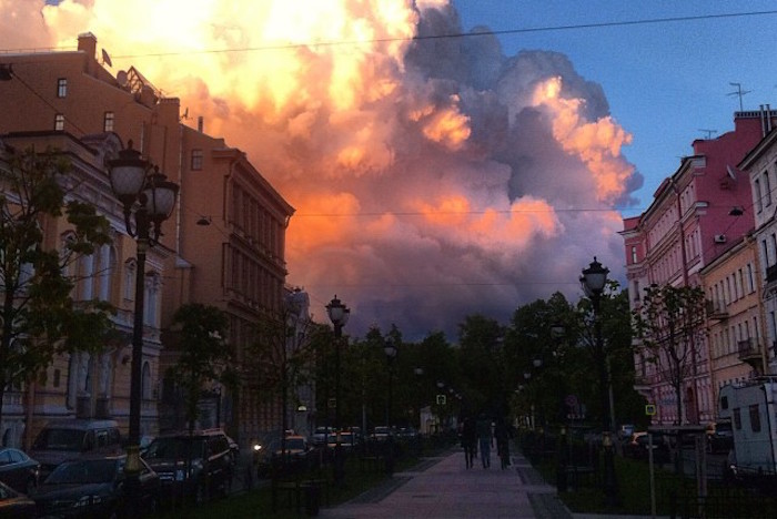 Последний петербургский закат накануне лета: 12 фотографий разноцветных облаков