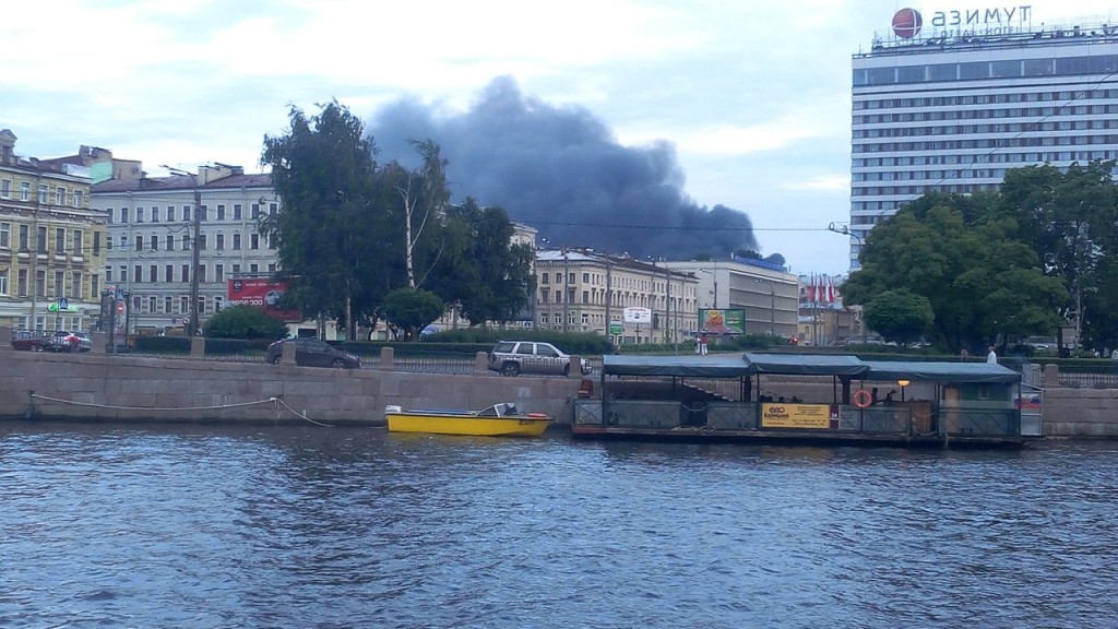 Горящие склады на Митрофаньевском шоссе потушили к утру. «Бумага»