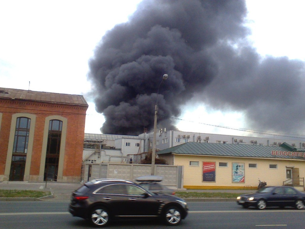 Горящие склады на Митрофаньевском шоссе потушили к утру. «Бумага»