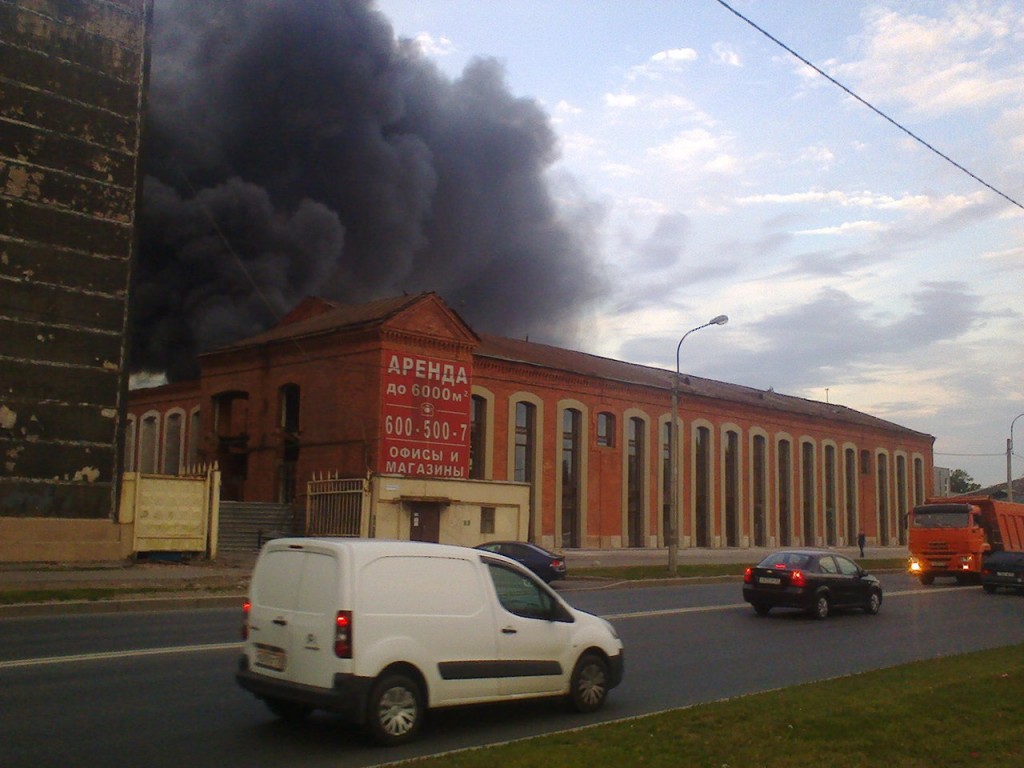 Горящие склады на Митрофаньевском шоссе потушили к утру. «Бумага»
