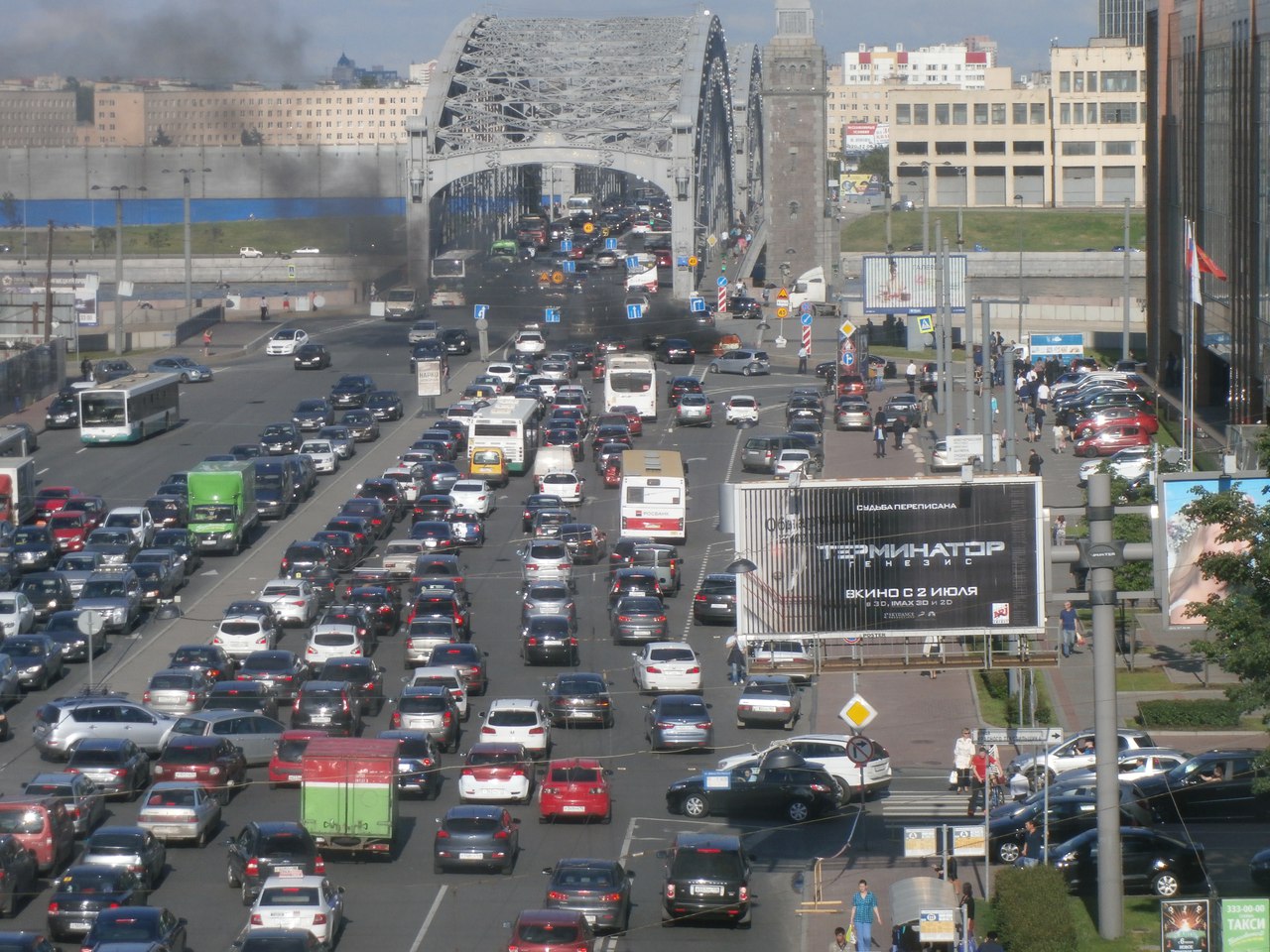 У Большеохтинского моста сгорела «Ока». «Бумага»