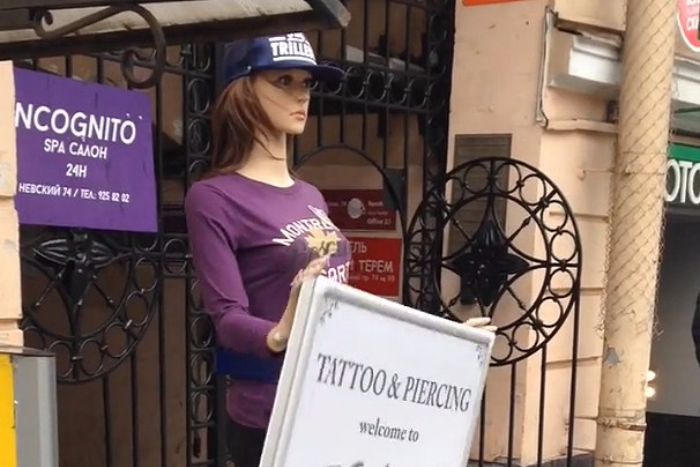 Кто и зачем ставит на улицах Петербурга рекламные манекены с вращающимися табличками