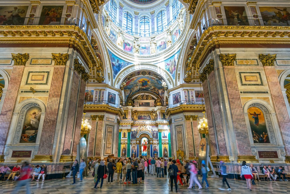 «Если я зайду в храм, то не смогу хохотать»: что горожане и туристы говорят о передаче Исаакиевского собора РПЦ