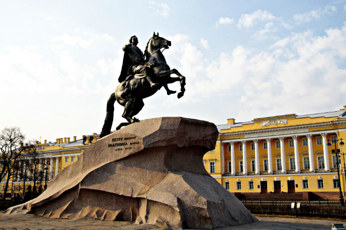 Коммунисты Петербурга предложили посадить Ленина на коня Медного всадника