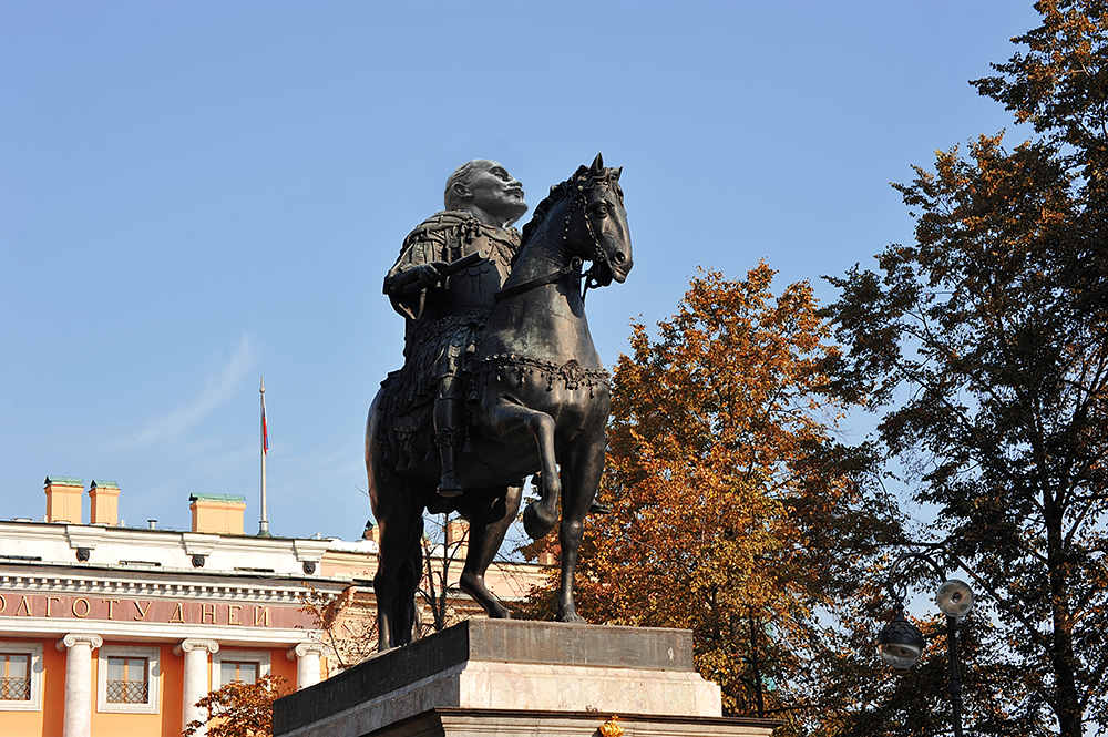 Михайловский замок, памятник Петру I