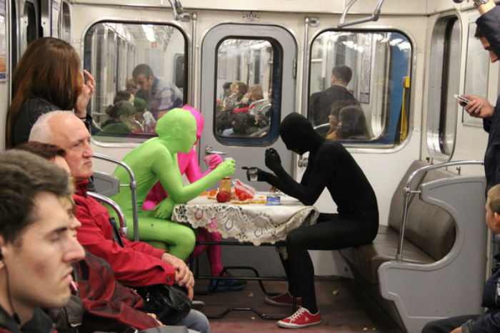 Пранкер Зеленый Купорос накрыл на стол в вагоне метро Петербурга: что известно о человеке в трико
