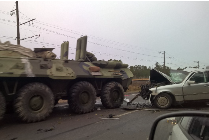 Легковушка и БТР попали в ДТП на Краснофлотском шоссе. «Бумага»