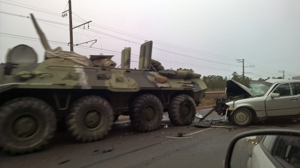 Легковушка и БТР попали в ДТП на Краснофлотском шоссе. «Бумага»