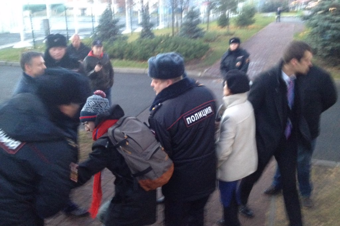 В Петербурге оппозиционеров задержали за раздачу брошюр Фонда борьбы с коррупцией