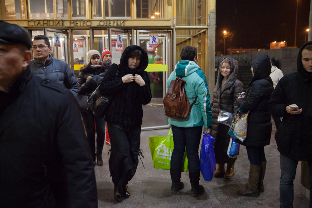 Волонтеры у станции метро «Озерки» на пути в НИИ онкологии имени Н. Н. Петрова («Песочку»), 2 декабря 2015 года