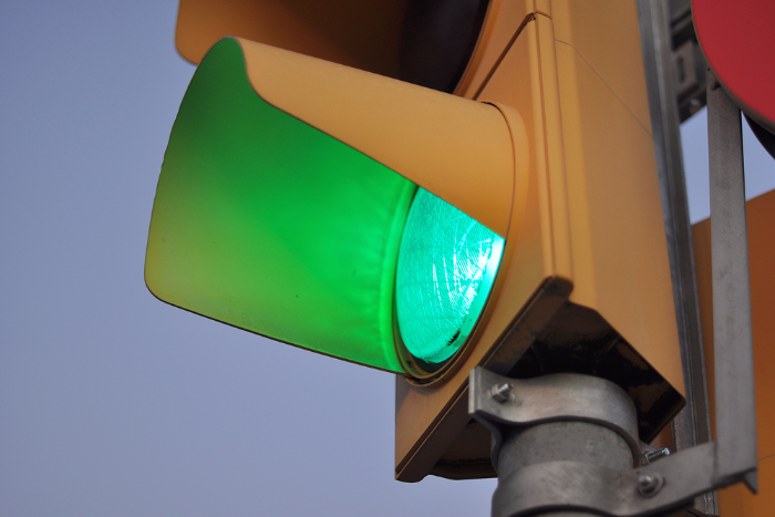 Сразу в нескольких районах Петербурга не работают светофоры. «Бумага»
