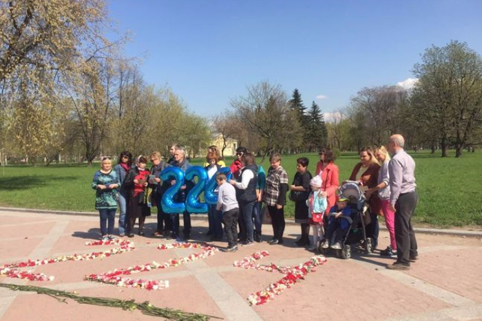 Родственники жертв авиакатстрофы над Синаем выложили цветами цифру 224 и сняли ролик в честь погибших