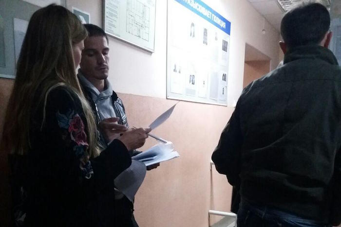 Появилась информация о том, что вооруженные люди удерживают на УИКе наблюдателя «Справедливой России», UPD