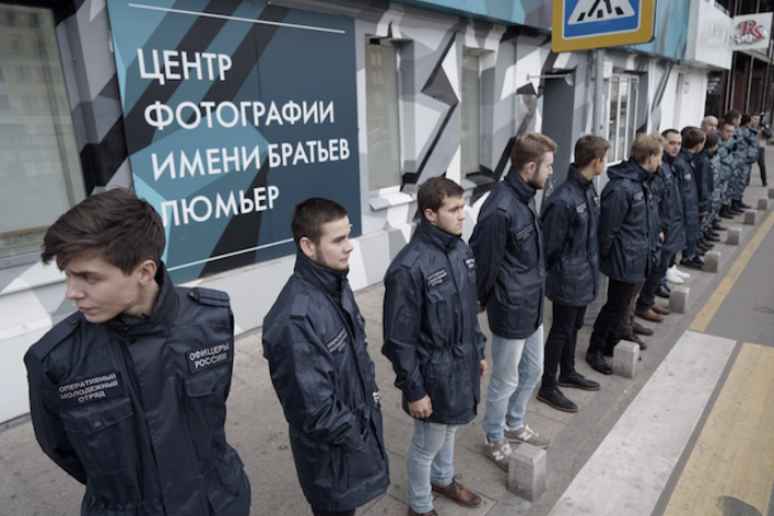 «Офицеры России» заблокировали Центр фотографии братьев Люмьер из-за выставки  «Без смущения»