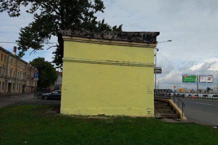 Чиновники закрасили граффити с Тракторенко, которое до них убрали сами художники