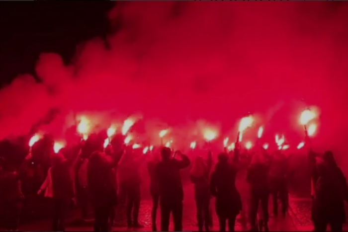 На Дворцовой площади зажгли свечи в память о жертвах крушения А321