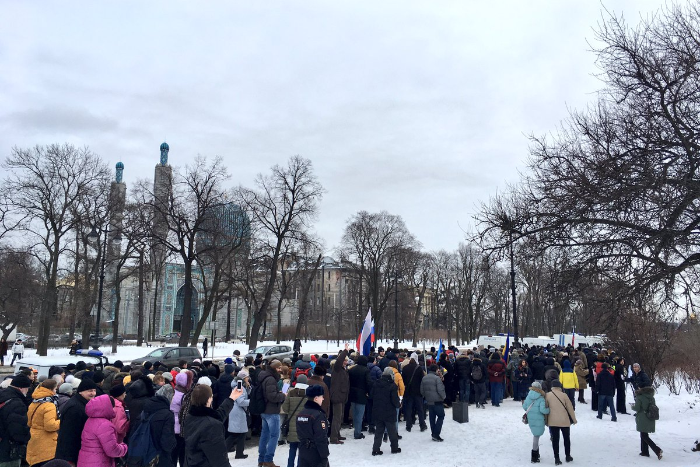В Москве и Петербурге начались марши памяти Бориса Немцова. Главу колонны облили зеленкой с криками &#171;Россия с Путиным&#187;