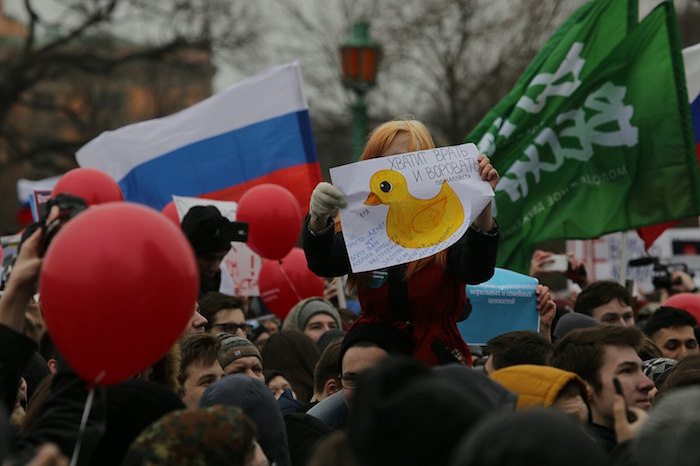 «Кря-кря-кря» как протестный лозунг. Петербургские школьники и студенты провели самую яркую акцию последних лет