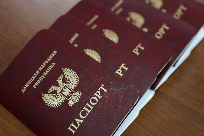 Для владельцев паспортов ЛНР и ДНР в России ввели «специальные условия», пишет «Фонтанка»