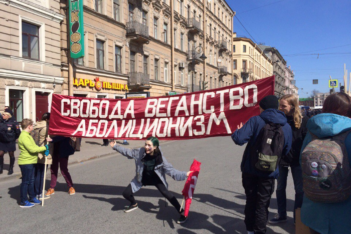 Лозунги и плакаты петербургского Первомая — в 15 кадрах