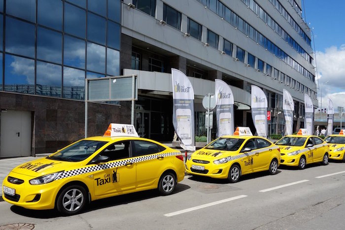 ФАС возбудила дело в отношении сервиса Gett из-за наклеек на такси с минимальной ценой в 50 рублей