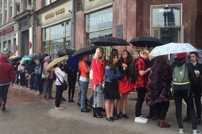 Петербуржцы 7 часов стояли у книжного для встречи с Тиллем Линдеманном. Фото 150-метровой очереди к солисту Rammstein