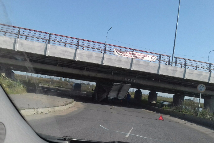 В Шушарах под мостом с надписью «Газель не проедет» снова застряла «газель»