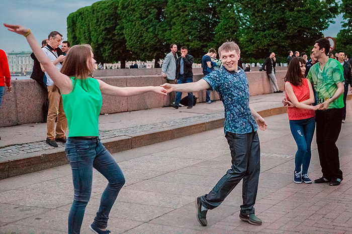 Петербуржец, танцующий сальсу на Стрелке, объяснитесь: зачем вы делаете это в центре города, на вас же все смотрят!💃