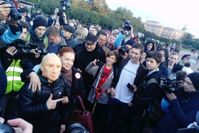 На Марсовом поле сторонники Навального провели протестную акцию и устроили шествие в центре Петербурга. Хроника событий