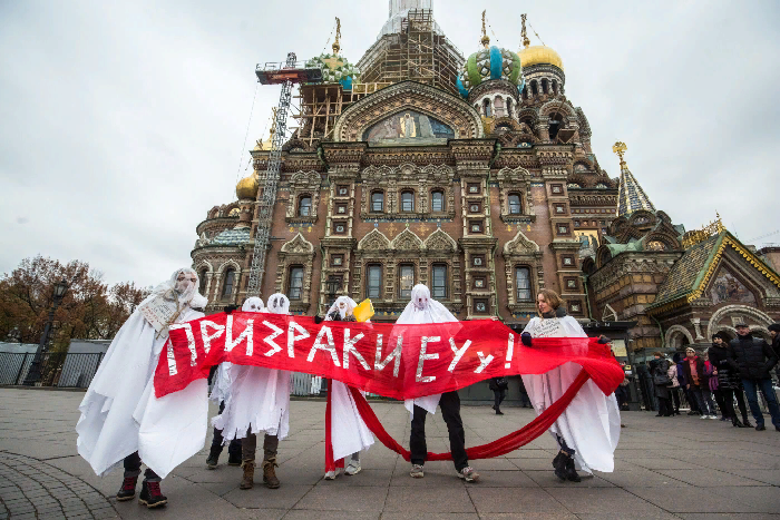 Студенты ЕУ прошли по центру Петербурга в костюмах призраков. Три фотографии с акции в поддержку вуза