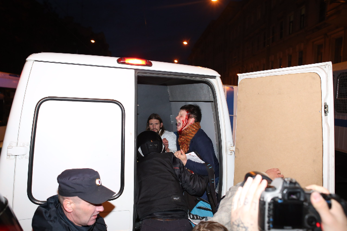 Волонтерке «Группы помощи задержанным» при задержании разбили голову. Фото