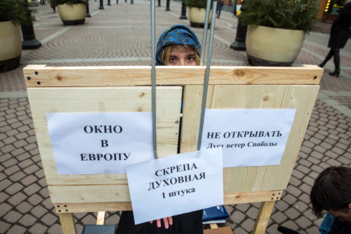 «Окно в Европу, не открывать»: на Малой Садовой прошла акция в поддержку ЕУ по мотивам сказки «Морозко»