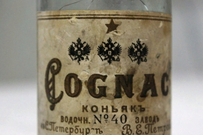 Жильцы дома Бака рассказали, как при ремонте нашли многолетнюю бутылку из-под петербургского коньяка и журналы 1910 года