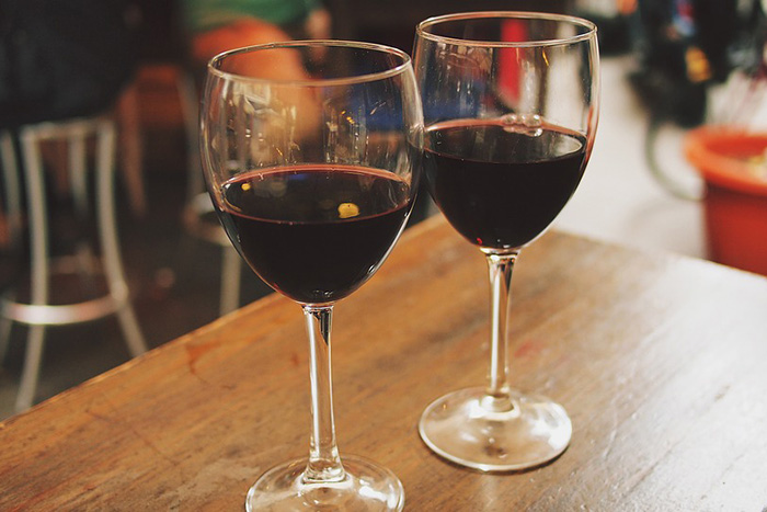 «Растиражированное вино и ощущение праздника»: как производят божоле нуво и с чем его пить. Рассказывают сомелье