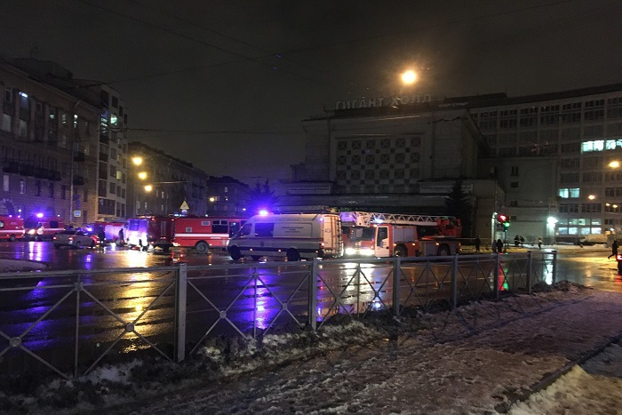 В петербургском супермаркете «Перекресток» произошел взрыв, пострадали не менее 10 человек. Что об этом известно. Обновлено