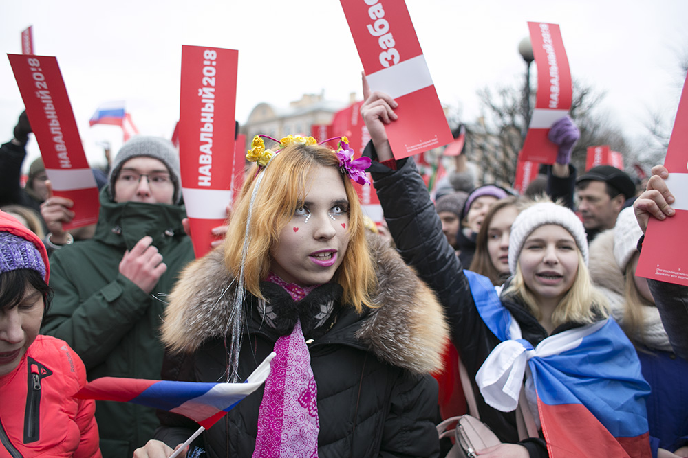 Как тысячи участников протестной акции в Петербурге устроили шествие по Литейному, Фонтанке и Невскому. 30 фотографий с «Забастовки избирателей»