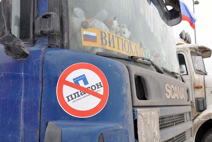Петербургский суд вернул дело против протестующих дальнобойщиков в Минюст. Министерство считает, что перевозчики нарушили закон об иноагентах