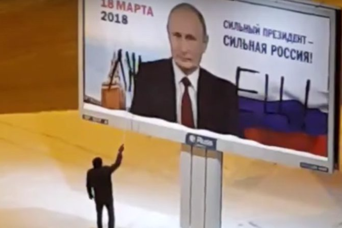Ночью в Купчине петербуржец большими буквами написал слово «лжец» на предвыборном плакате Путина