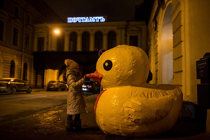 Это большая надувная утка с Марсова поля. Она стала символом антикоррупционного протеста в Петербурге, была задержана полицией, а недавно подала документы в ЦИК