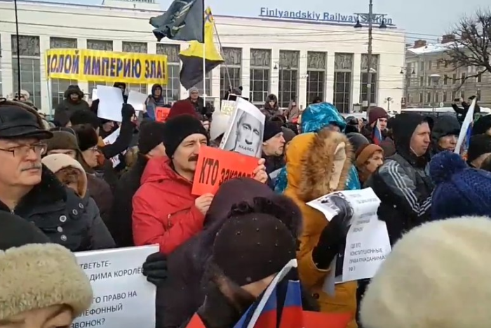 На митинг памяти Немцова в Петербурге пришло около тысячи человек. Некоторых активистов задержали на пути к акции