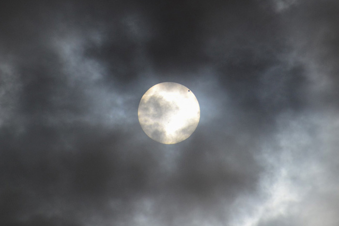 Как в Петербурге разглядеть звезды и планеты, когда ждать следующее затмение и какие сайты помогут изучать космос. Рассказывает астрометрист