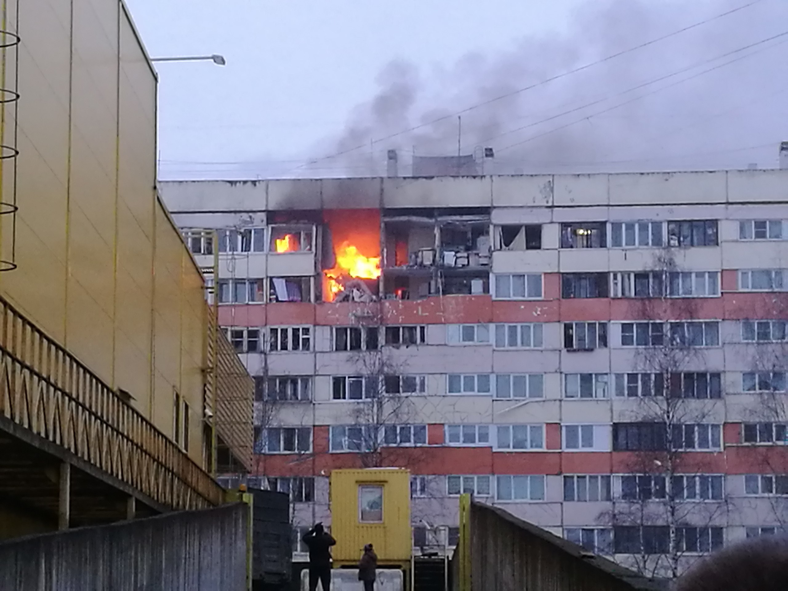 В Петербурге в жилом доме взорвались, а потом загорелись несколько квартир. Последние новости