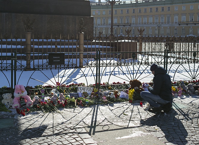 Петербуржцы несут цветы на Дворцовую площадь в память о жертвах пожара в Кемерове. Одна фотография